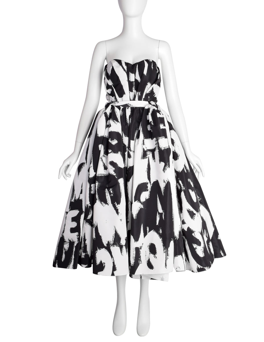 Alexander McQueen by Sarah Burton PF 2022 Black White Graffiti Print C Amarcord Vintage Fashion Alexander McQueen by Sarah Burton PF 2022 Black White Graffiti Print C Amarcord Vintage Fashion
