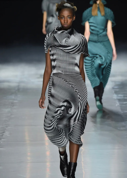 me issey Miyake シャーリング シワ ギャザー archive Issey Miyake AW2016 Black White Pleated Optical Spirograph Skirt