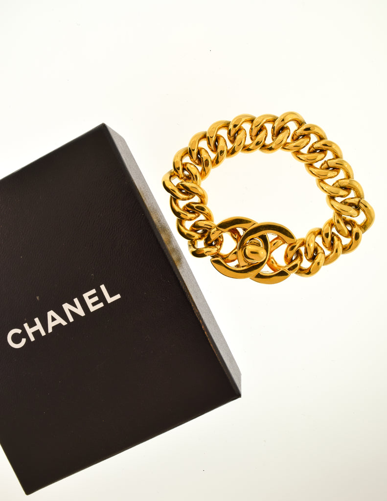 Chanel Vintage Gold CC Logo Turnlock Chain Bracelet – Amarcord Vintage  Fashion