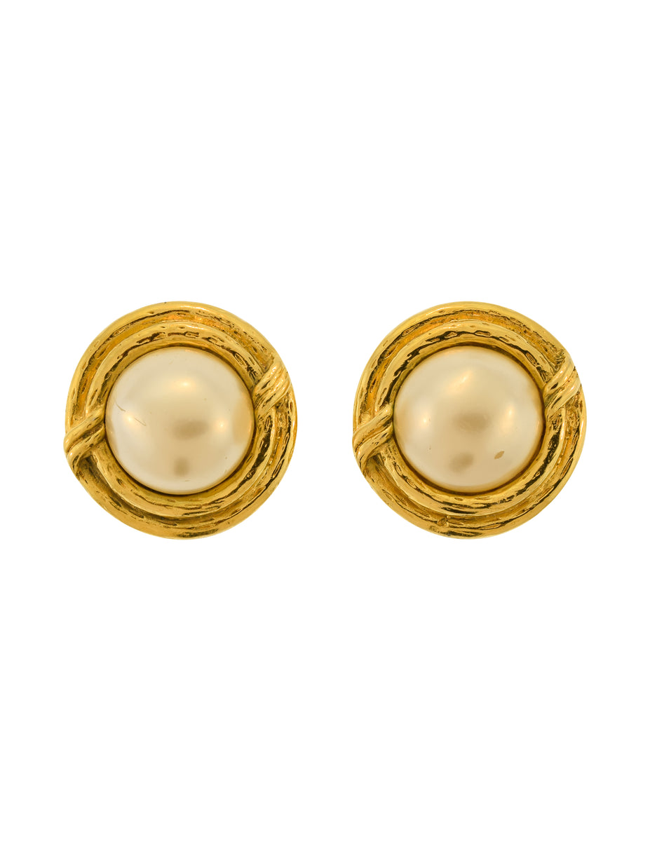 Chanel Vintage 1980s Classic Gold Framed Pearl Earrings – Amarcord