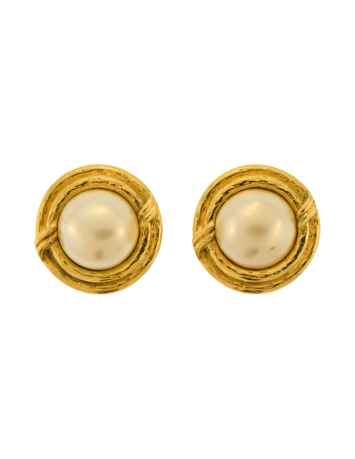 Chanel Vintage 1980s Classic Gold Framed Pearl Earrings – Amarcord Vintage  Fashion