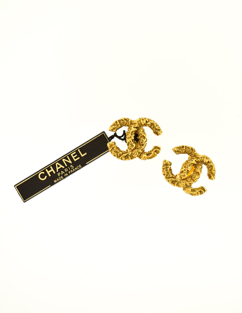 Chanel Vintage Textured CC Logo Earrings – Amarcord Vintage Fashion