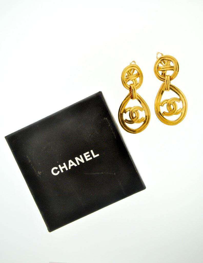 Chanel Vintage Gold CC Logo Teardrop Earrings – Amarcord